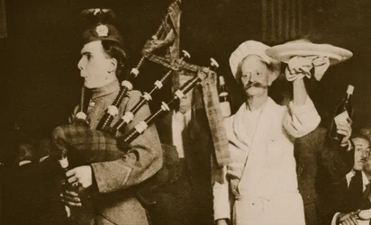 Skotsk piper introducerer haggis til en kaledonsk banket, London (sepia foto)